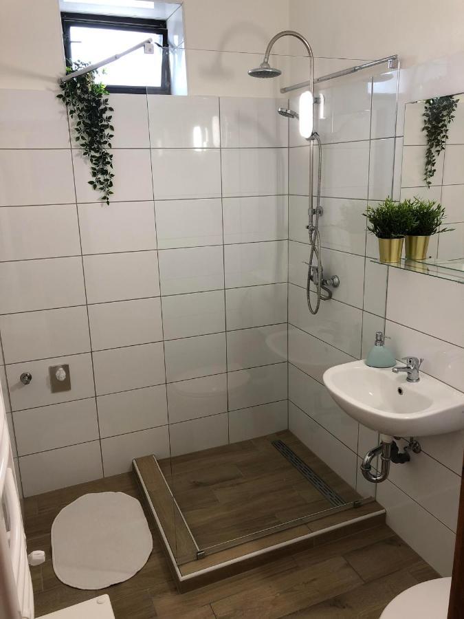 L&R Apartment Gyor Exterior photo